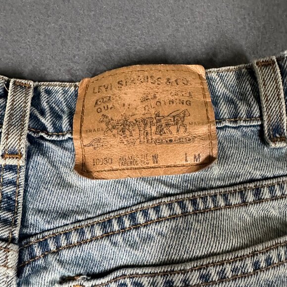 Vtg 90s Levis Womens 11 Jr Relaxed Fit Tapered Leg Light Wash Jeans Stained USA - Picture 9 of 14